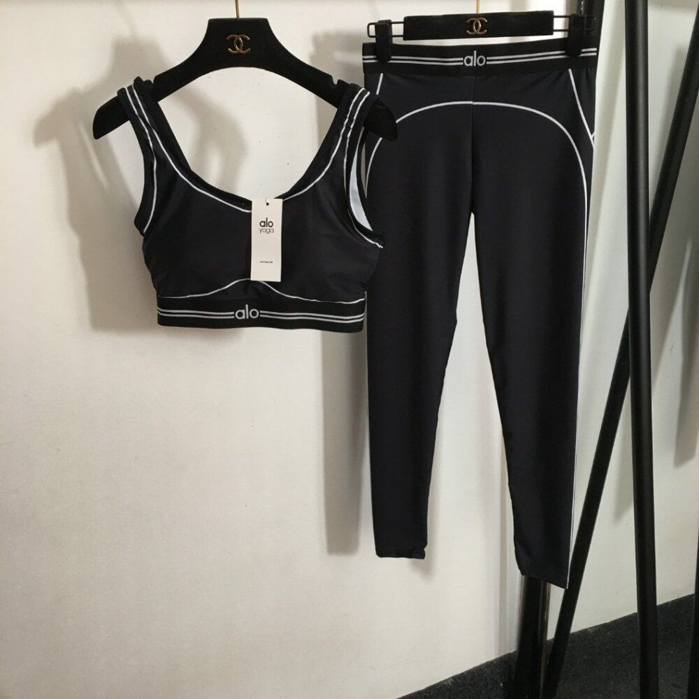 Alo Yoga outfit: tank top + stretchy, slimming leggings, black, size M